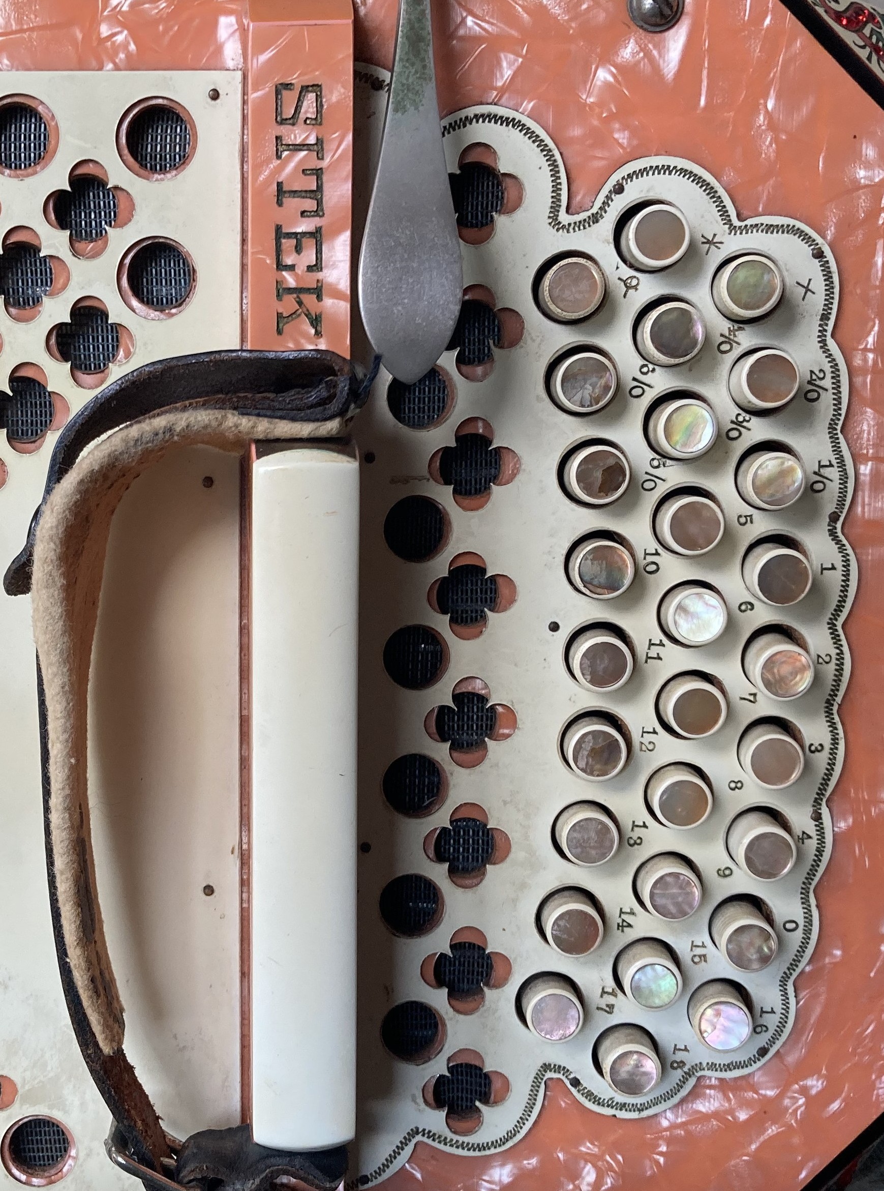 A close-up of the Chemnitzer side with buttons and their markings