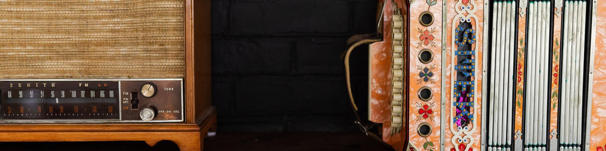 The Chemnitzer instrument on a mantle next to a vintage radio